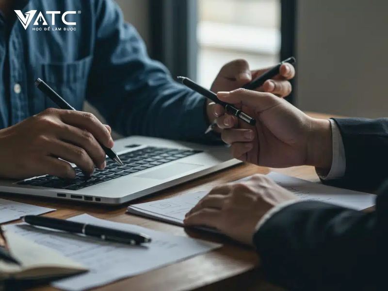 Khoảng cách giữa đào tạo nặng lý thuyết và nhu cầu tuyển dụng thực tế của doanh nghiệp