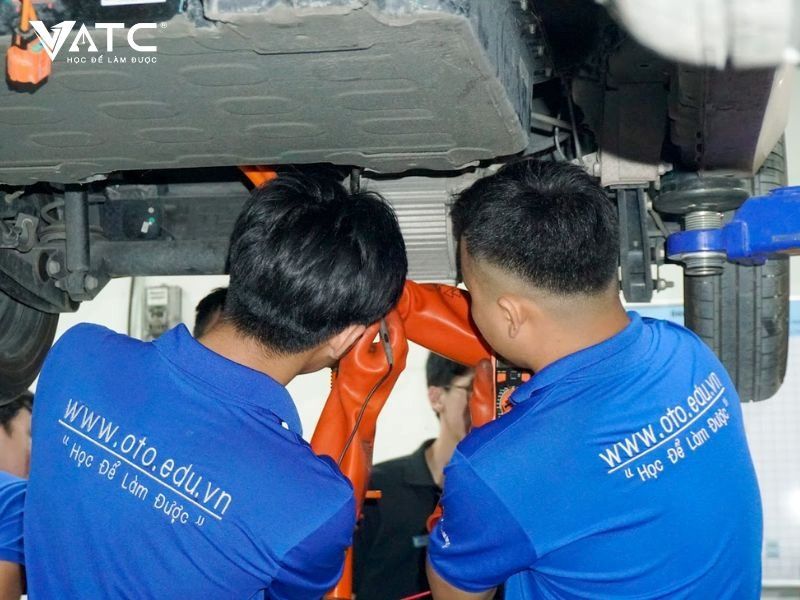 Kỹ thuật ô tô đang chuyển mình mạnh mẽ theo hướng điện hóa và tự động hóa