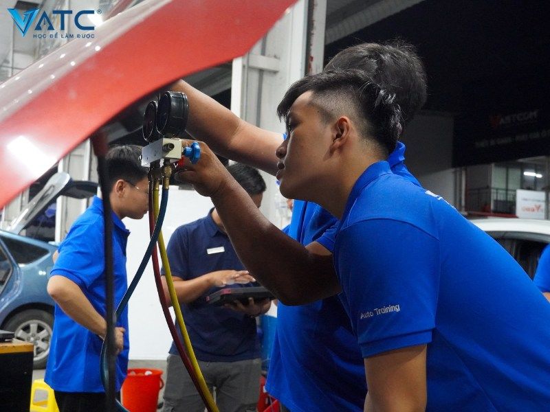 kỹ thuật viên hệ thống điều hòa và điện lạnh