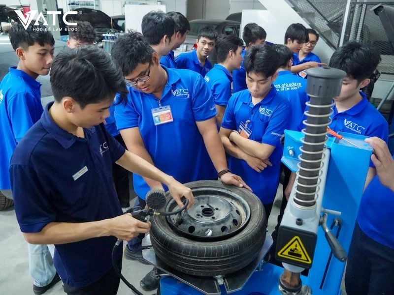 Người học nghề ô tô cần chuẩn bị gì để bắt kịp xu hướng tuyển dụng