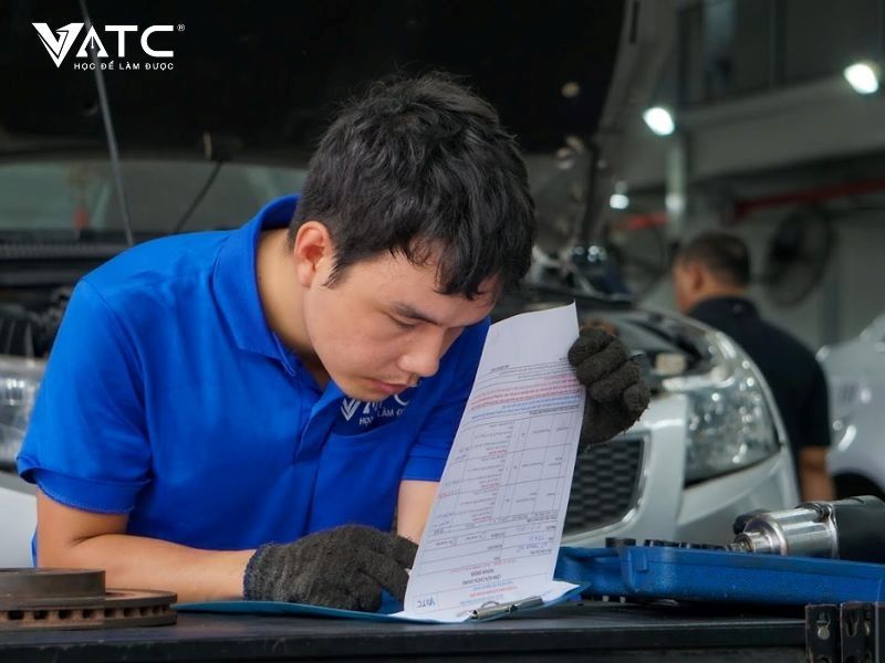 Nhân viên đăng kiểm giữ vai trò đảm bảo phương tiện đáp ứng yêu cầu an toàn và khí thải