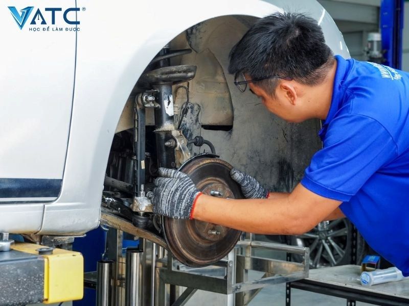 Quản lý phụ tùng chính xác giúp đảm bảo tiến độ sửa chữa và chất lượng dịch vụ ô tô