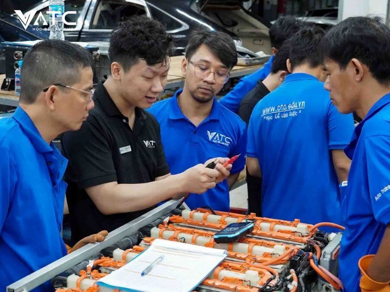 Xe điện và xe hybrid đang mở ra hướng phát triển mới cho kỹ thuật viên ô tô