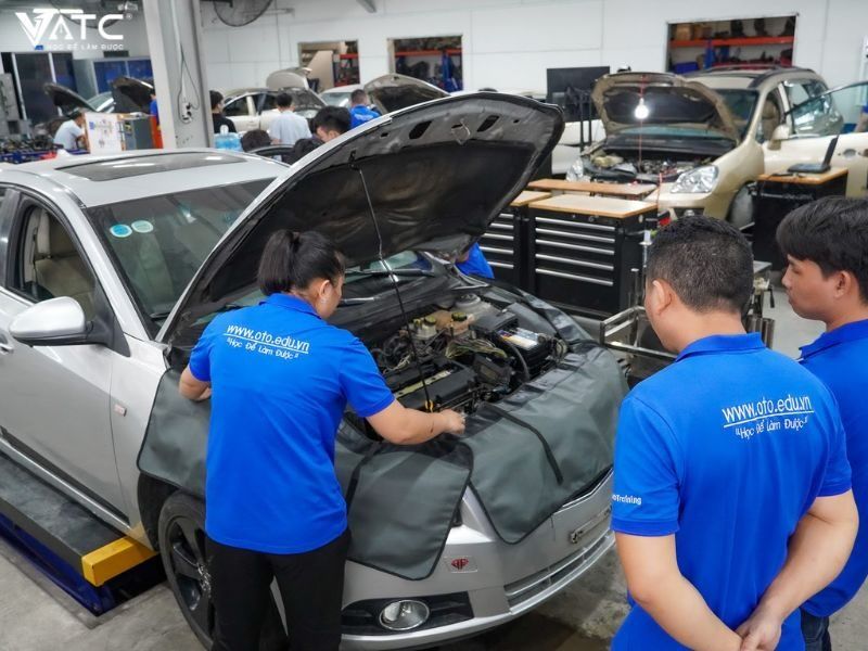 chương trình học bảo dưỡng xe hơi tại VATC thực hành trực tiếp trên xe thật