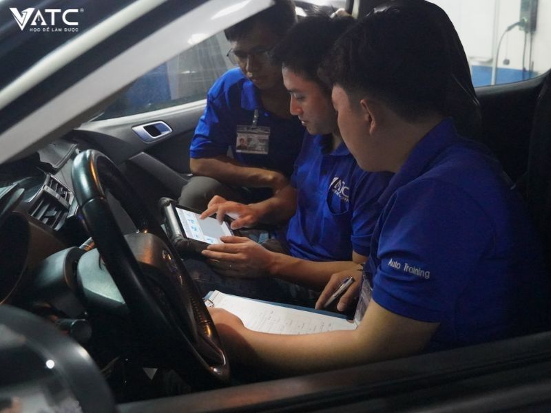 chương trình học được xây dựng theo quy trình nghề thực tế