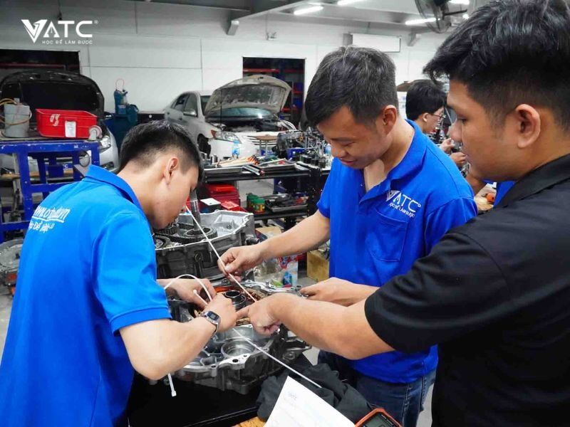 đầu tư xưởng thực hành và thiết bị hiện đại giúp người học rút ngắn thời gian làm quen khi ra nghề