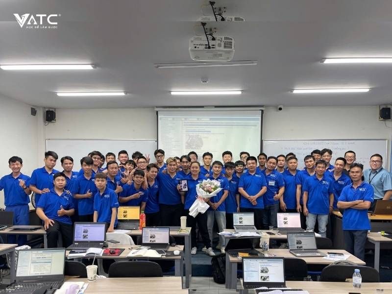 H2. Tập thể lớp Kỹ thuật sửa chữa ô tô toàn diện K12