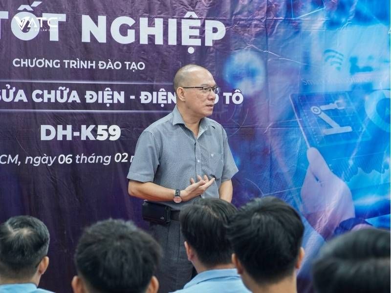 H3. Thầy Nguyễn Đình Thống phát biểu tại buổi Lễ tốt nghiệp lớp Kỹ thuật sửa chữa điện - điện tử ô tô K59