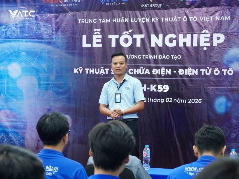 H4. Thầy Nguyễn Tuấn Kiệt phát biểu tại buổi Lễ tốt nghiệp lớp Kỹ thuật sửa chữa điện - điện tử ô tô K59