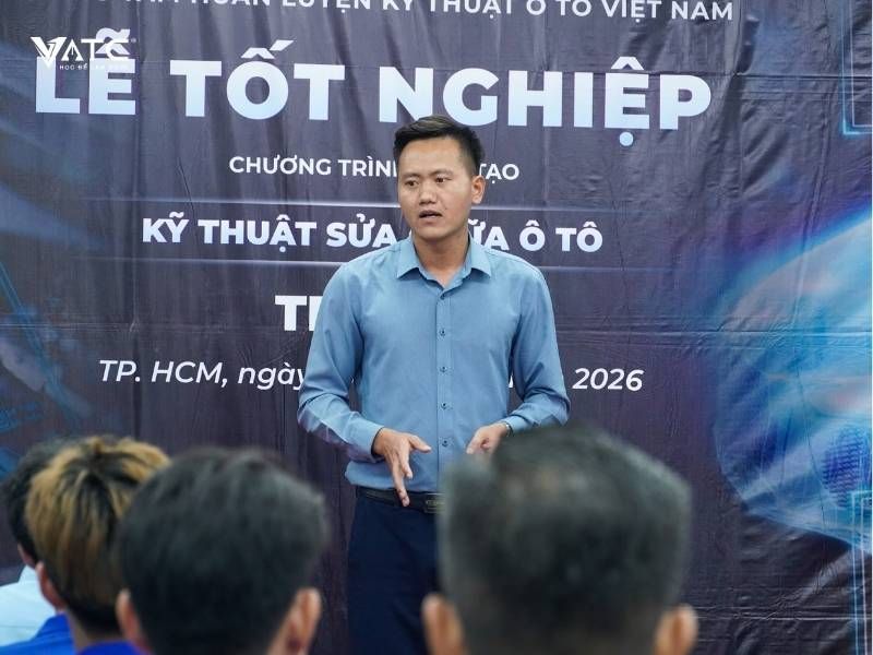 H5. Anh Đặng Văn Luyện - Giám đốc Điều hành Trung tâm VATC gửi lời chúc mừng đến học viên lớp Kỹ thuật sửa chữa ô tô toàn diện K12
