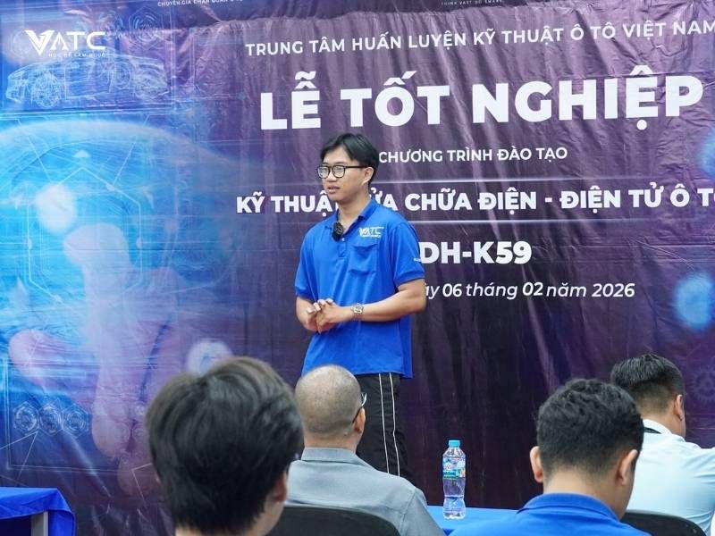 H5. Anh Nguyễn Tấn Tài - đại diện lớp Kỹ thuật sửa chữa điện - điện tử ô tô K59 phát biểu tại buổi lễ tốt nghiệp