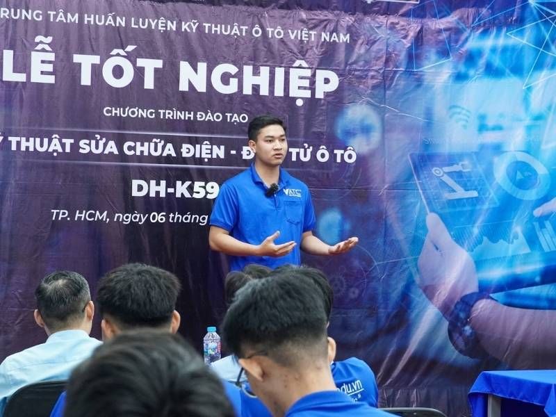 H6. Anh Trần Minh Tiến - đại diện lớp Kỹ thuật sửa chữa điện - điện tử ô tô K59 phát biểu tại buổi lễ tốt nghiệp
