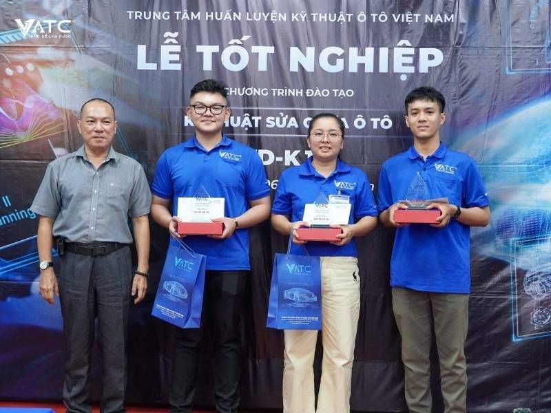 H8. Các học viên đạt thành tích xuất sắc nhất của lớp Kỹ thuật sửa chữa ô tô toàn diện K12