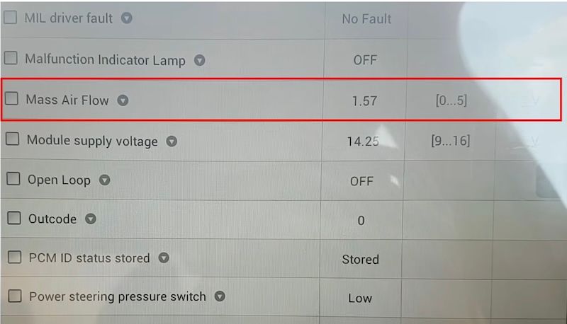 Hình 12. Sử dụng máy chẩn đoán Autel để kiểm tra dữ liệu từ cảm biến MAF