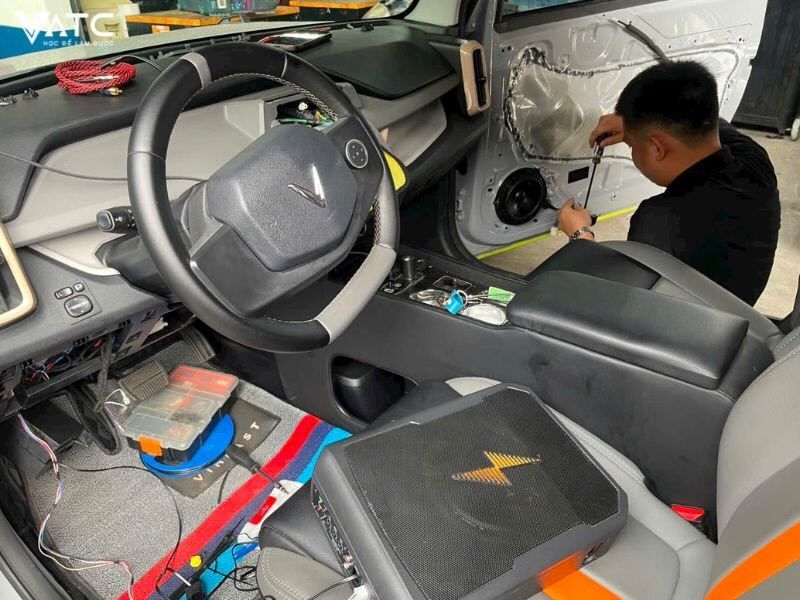 nghề lắp đặt đồ chơi xe hơi thiên về kỹ thuật ứng dụng