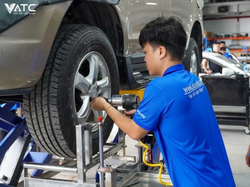 sự khác biệt về chương trình, hạ tầng đào tạo và mức độ thực hành trực tiếp sẽ tạo nên sự chênh lệch trong chi phí học bảo dưỡng ô tô